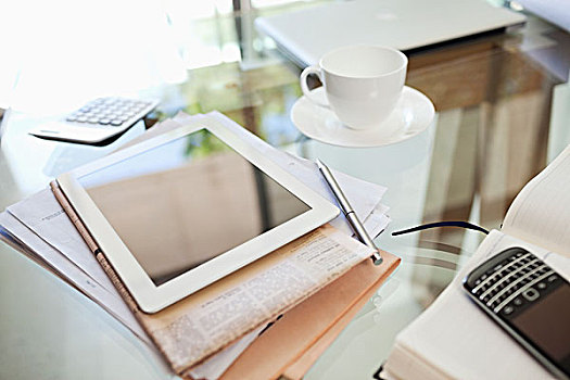 平板电脑,报纸,咖啡杯,手机,书桌