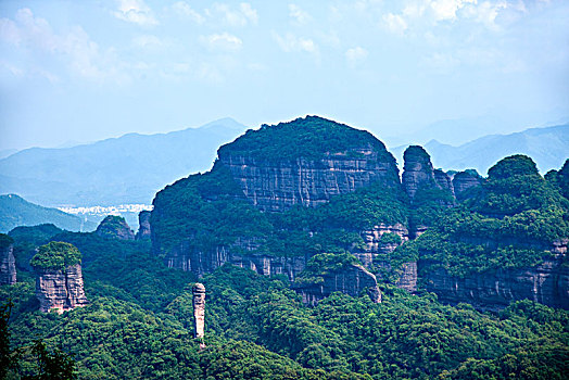 广东韶关丹霞山中国红石公园海螺峰顶俯瞰丹霞山群山