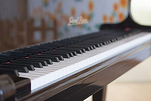 幼儿园设施钢琴