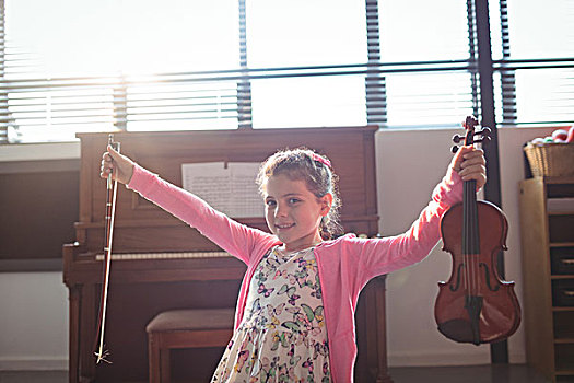头像,微笑,女孩,拿着,小提琴,伸展胳膊,音乐,教室
