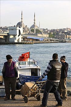 男人,装载,小河,渡轮,金角湾,旁侧,加拉达塔,桥,土耳其人,旗帜,伊斯坦布尔,土耳其