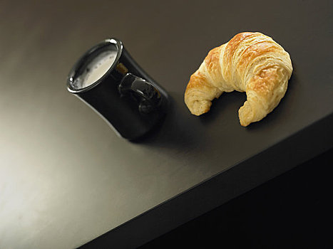 俯拍,一杯咖啡,牛角面包,桌子