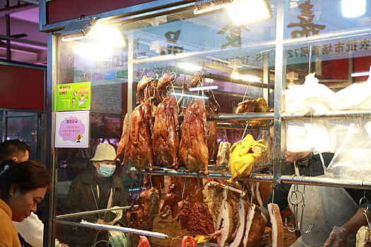 广东省广州市,实拍黄埔区沙步农贸市场,鸡鸭鱼肉琳琅满目供应充足