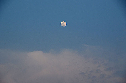 蓝天上的月亮
