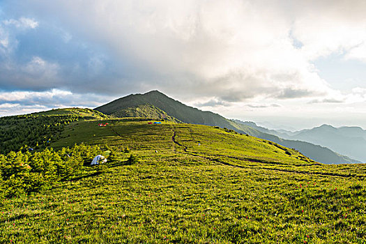 夏天清晨的小海坨山,山水风景