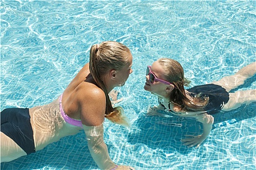 两个女孩,玩,游泳池