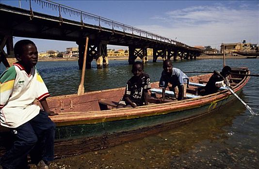 男孩,玩,船,旁侧,桥,上方,塞内加尔,河