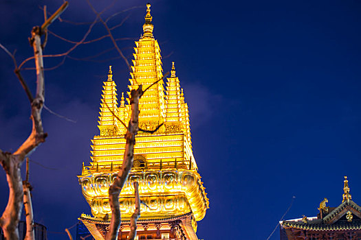 庄严的佛教寺庙,静安寺位于上海市静安区,是著名的旅游景点,金碧辉煌的佛塔