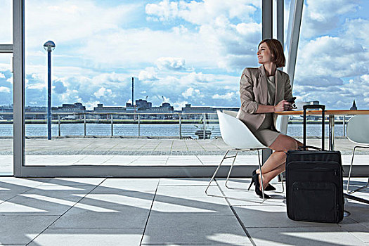 职业女性,坐,机场,手提箱