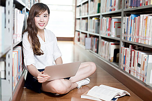 亚洲人,漂亮,女学生,学习,图书馆,笔记本电脑