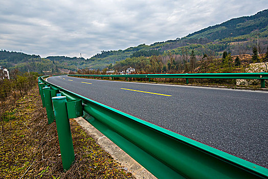 透过护栏看公路