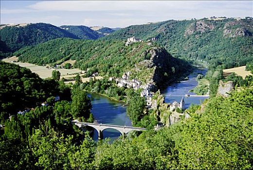 法国,俯视,河,弯曲,桥,教堂,城堡,岩石上,绿色植物,夏天