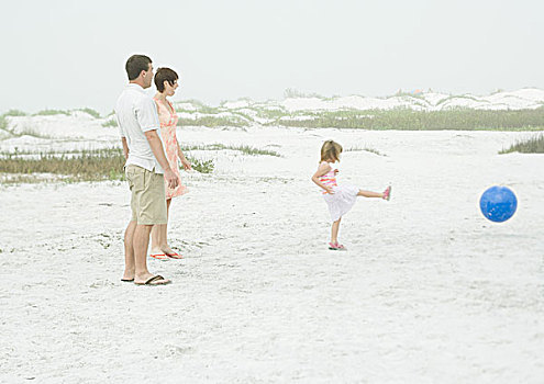 家庭,海滩,父母,看,小女孩,球
