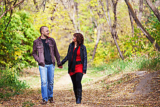 年轻,夫妇,走,交谈,一起,公园,艾伯塔省,加拿大