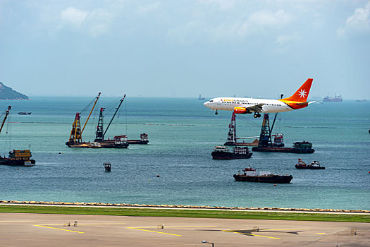 一架蒙古的伊斯尼斯航空客机正降落在香港国际机场