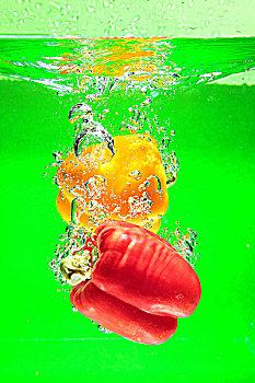 落入水中的园椒