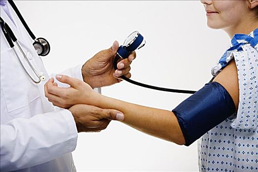 男医生,测量,血压,女病人