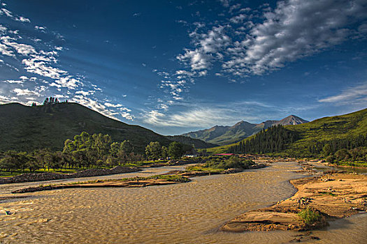 蓝天白云群山