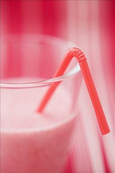 草莓牛奶,玻璃杯,吸管,特写