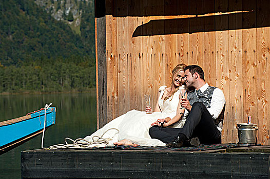 婚礼,情侣,湖,萨尔茨卡莫古特,上奥地利州,奥地利,欧洲