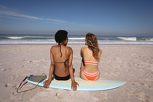 美女,坐,冲浪板,海滩,阳光