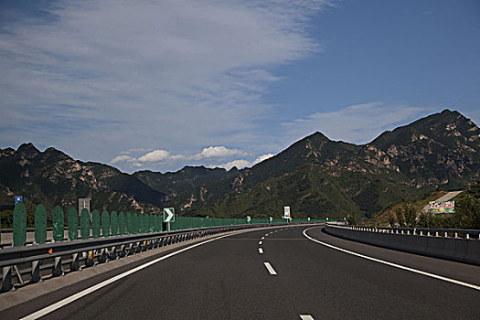 平坦干净的高速公路