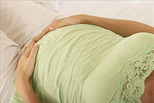 孕妇,躺着,床,接触,腹部