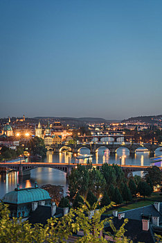 捷克布拉格老城建筑与伏尔塔瓦河黄昏夜景
