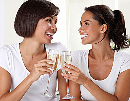 两个女人,喝,香槟