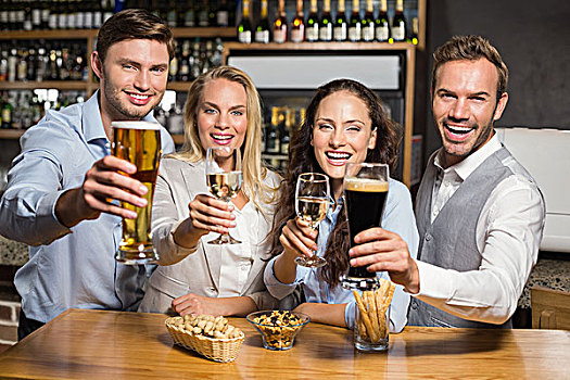 朋友,祝酒,酒精饮料,魅力,女人,白葡萄酒,男人,啤酒