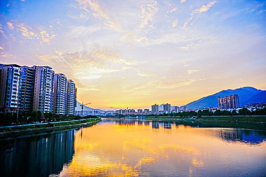 建筑群,高楼,河,灯,夜景,倒影,蓝天,白云