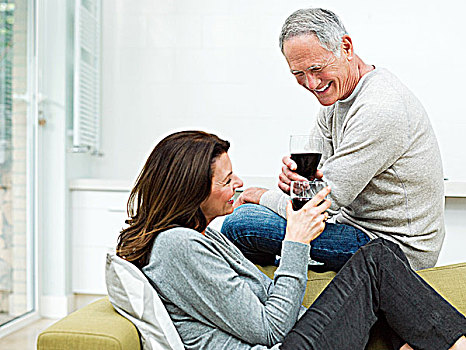 夫妻,坐,沙发,葡萄酒