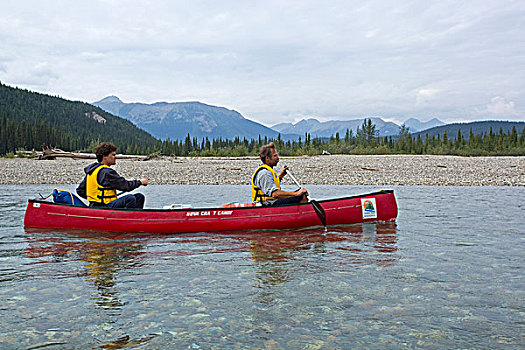 两个,男人,独木舟,河,清晰,浅水,山峦,后面,育空地区,加拿大