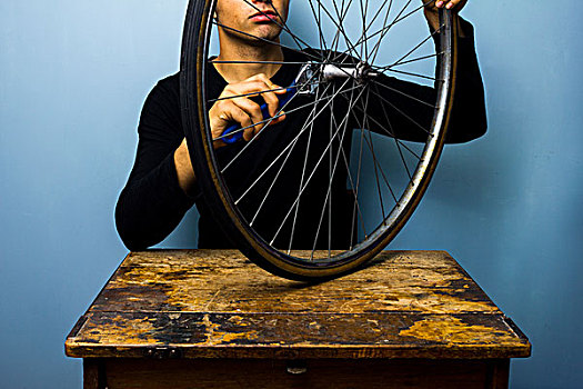 男人,修理,自行车,轮子