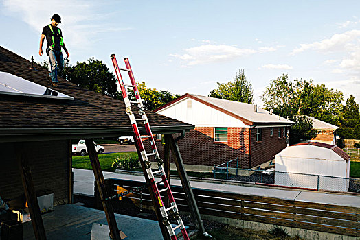 工人,站立,屋顶,房子,安装,太阳能电池板