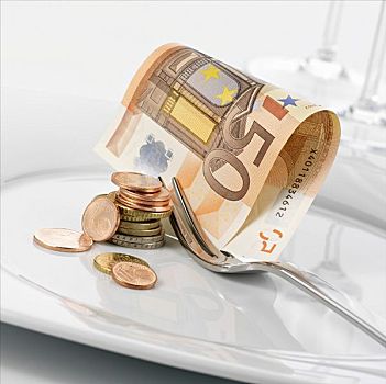 欧元钞票,硬币,盘子,叉子