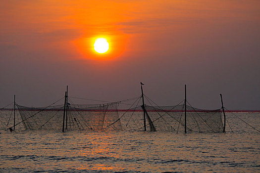 山东省日照市,一轮红日跃出海平面,唤醒了大海和人们
