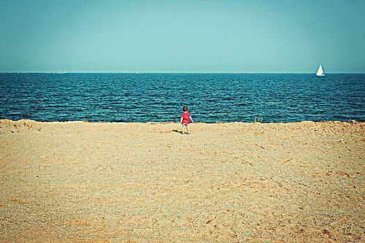 女孩,站立,海滩,看,帆船,静水,斯特拉特福,康涅狄格,美国