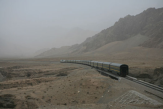 青海格尔木年月号第一次从北京开往拉萨的试运行列车