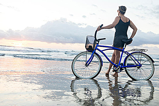 女人,自行车,向外看,海滩,日落,省,哥斯达黎加