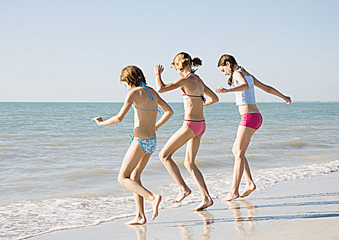 三个女孩,跑,水,海滩