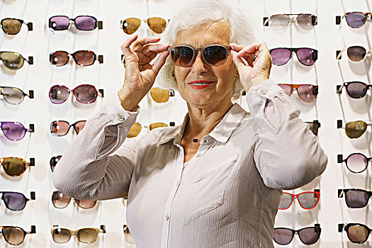 微笑,老年,女人,戴着,墨镜,站立,商店