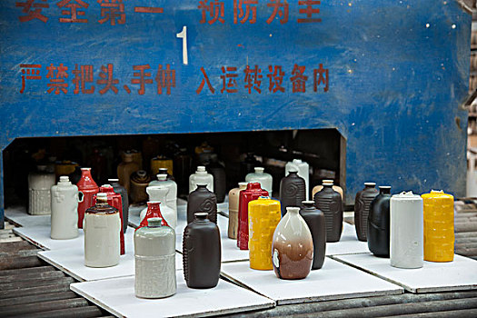 重庆世国华陶瓷工艺制品有限公司员工正在生产陶器