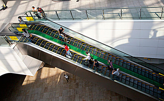 北京南站候车大厅的电动扶梯