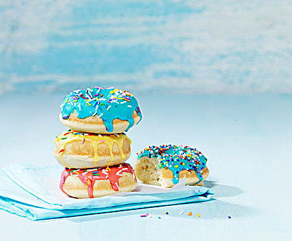 一堆,彩色,甜甜圈,蓝色,餐巾,棚拍,蓝色背景,背景