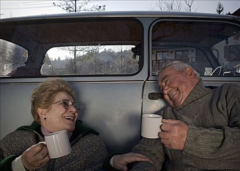 老年,夫妻,坐,乡村,拿着,杯子,微笑