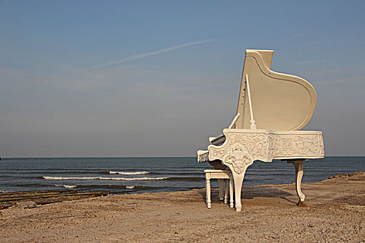 海边礁石上的三角白钢琴