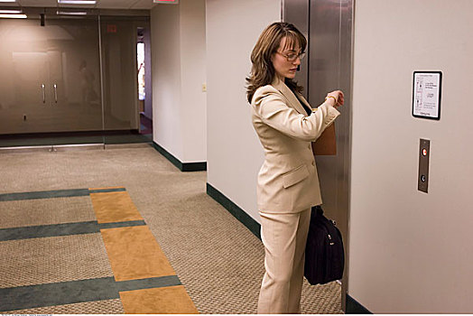 职业女性,等待,电梯