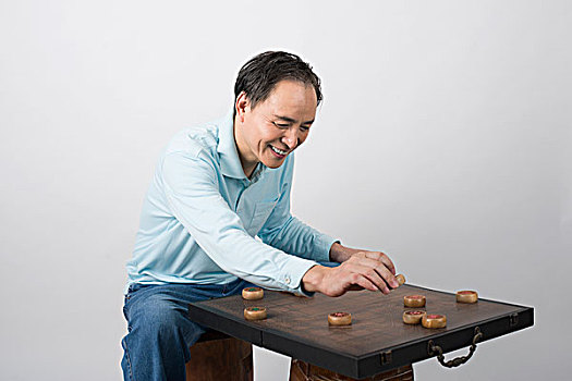 站在下象棋的老爺爺