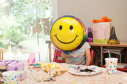 女孩,坐,生日派对,桌子,蛋糕,玩,笑脸,气球